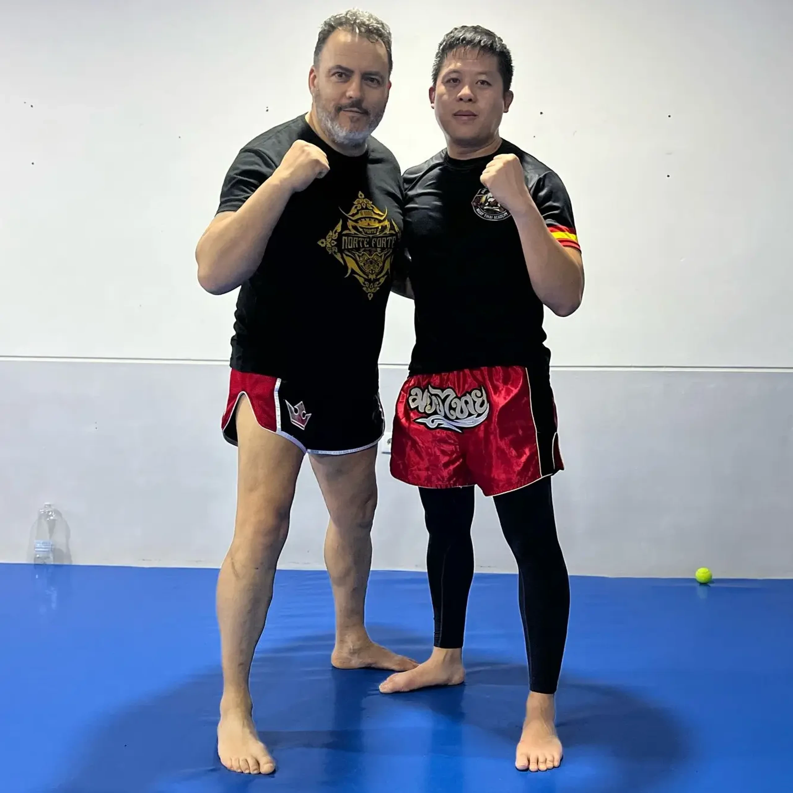 Entrenador dando instrucciones durante una clase