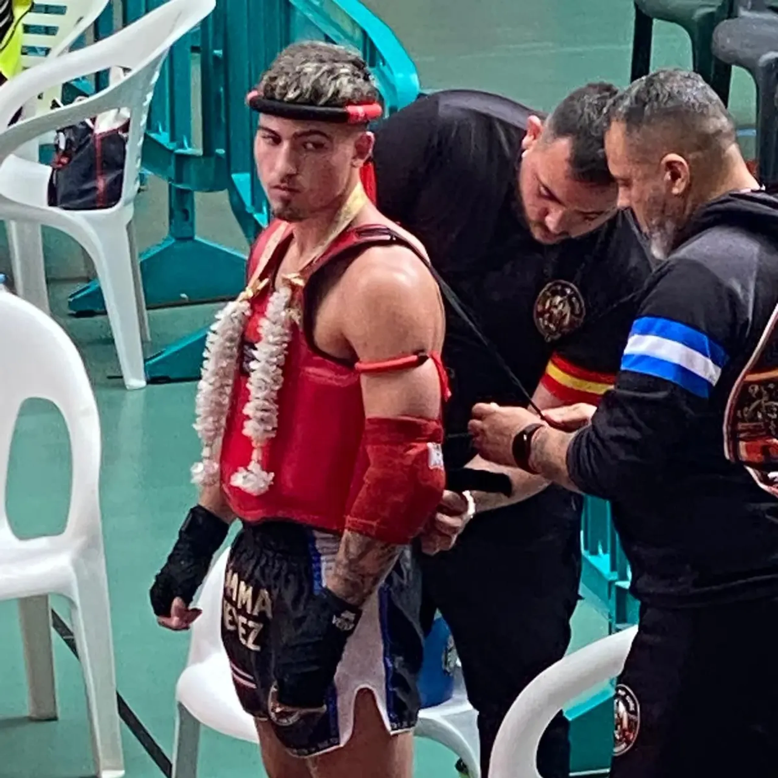 Luchador practicando técnicas de Muay Thai