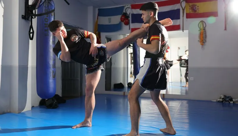 Practicantes de Muay Thai en sesión de entrenamiento
